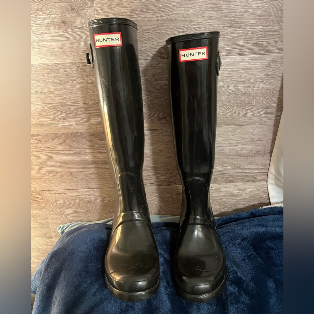 Hunter Women's Original Tour Tall Gloss Black Knee-High Rubber Rain Boot - 8